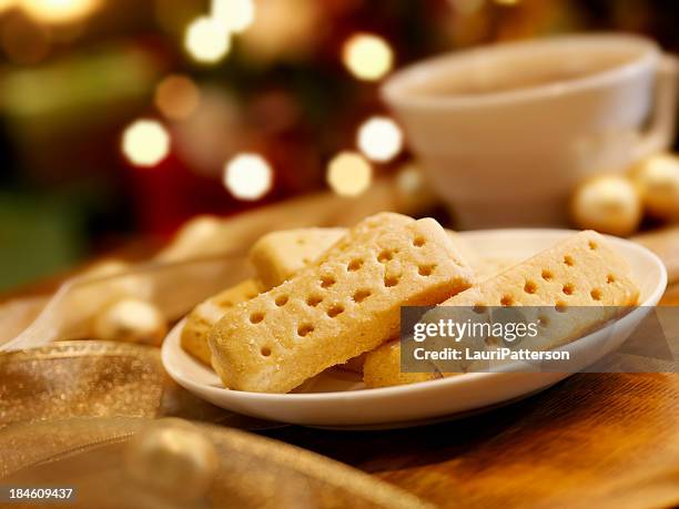 mürbteigplätzchen in der weihnachtszeit - shortbread stock-fotos und bilder