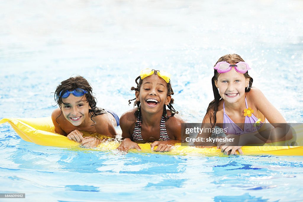 Sorridenti bambini in piscina