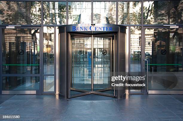 bank center entrance - 銀行 財政大樓 個照片及圖片檔