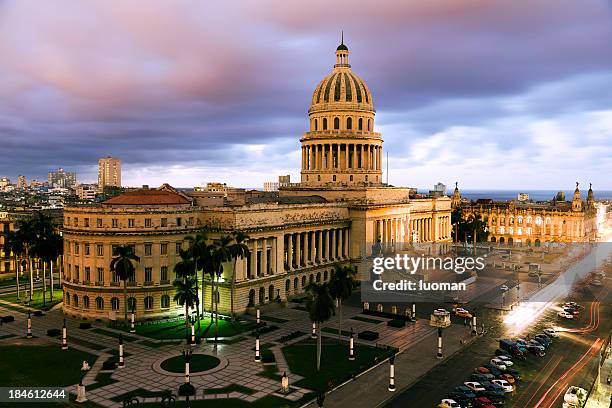 the capitolio in old habana - capitolio stockfoto's en -beelden