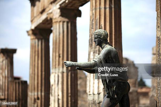 estatua de apolo de pompeya, italia (templo de apolo - pompeya fotografías e imágenes de stock