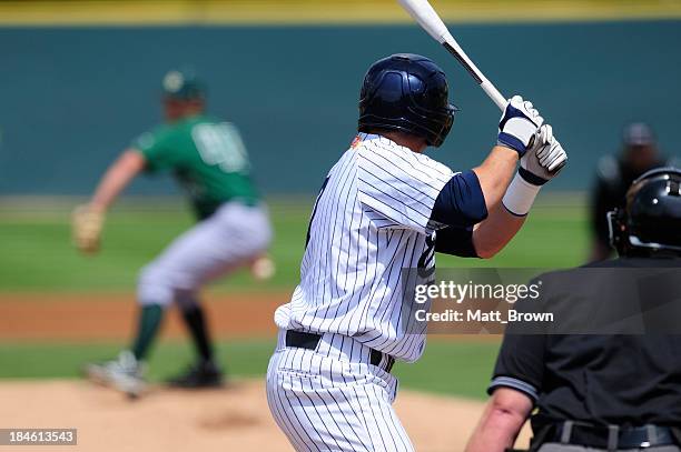 giocatore di baseball - battere la palla foto e immagini stock