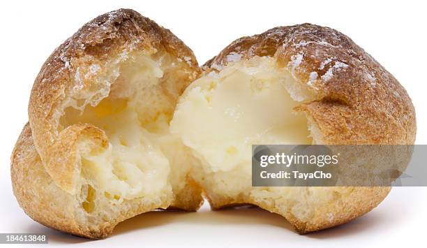 bola de pasta hojaldrada con creme los ingleses - relámpago de crema fotografías e imágenes de stock