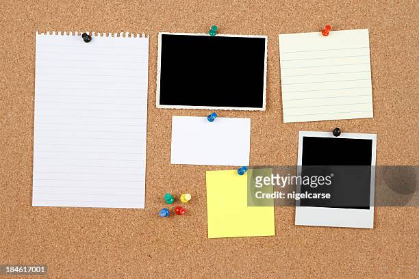 items on a notice board - prikbord stockfoto's en -beelden