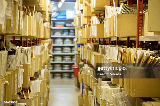 archivos en un archivo - filing documents fotografías e imágenes de stock