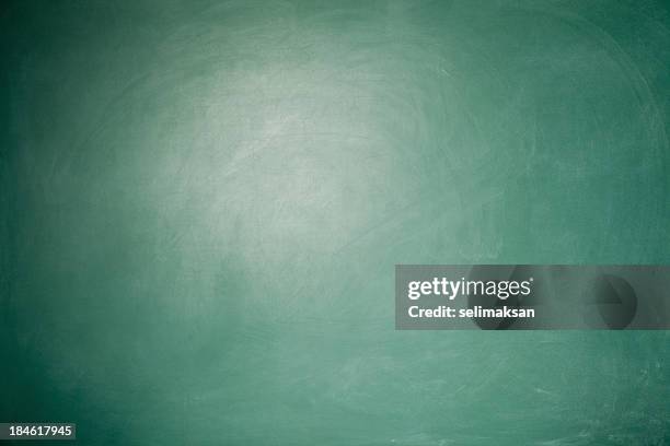 full frame blank green blackboard background with vignette around - chalkboard background stockfoto's en -beelden