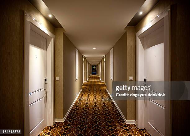 hotel korridor - tiefgang stock-fotos und bilder
