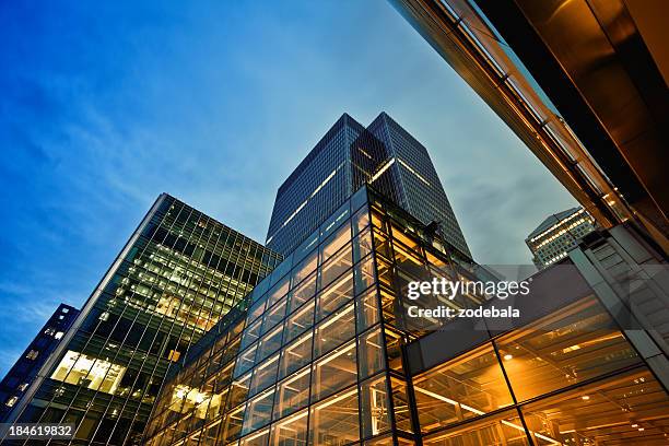 distrito de negócios, londres ao anoitecer - skyscraper imagens e fotografias de stock