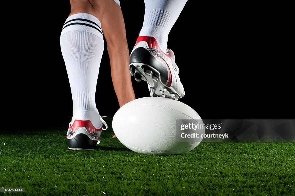 Primo piano di uomo giocando con un pallone da rugby