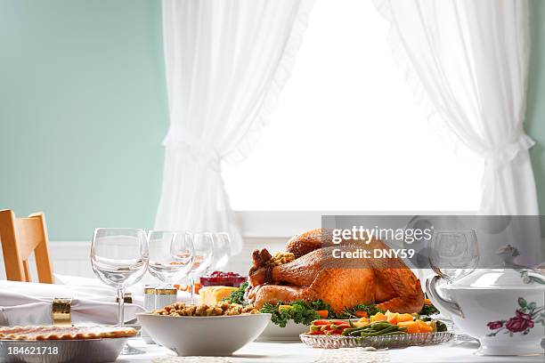 thanksgiving dinner table spread with natural light - thanksgiving table stockfoto's en -beelden