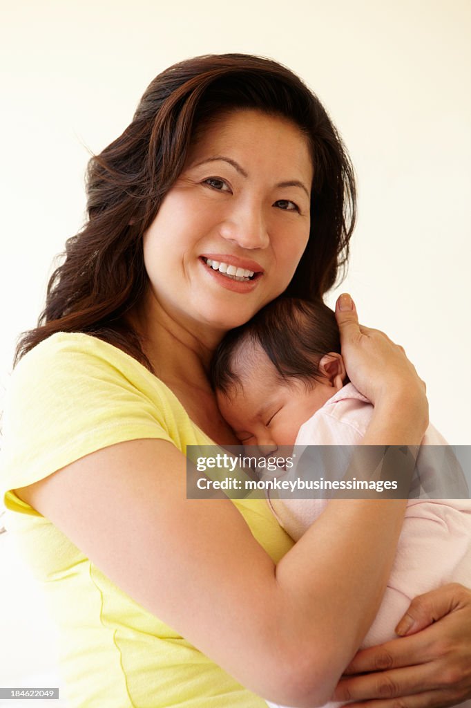 Abrazarse vietnamita madre de bebé