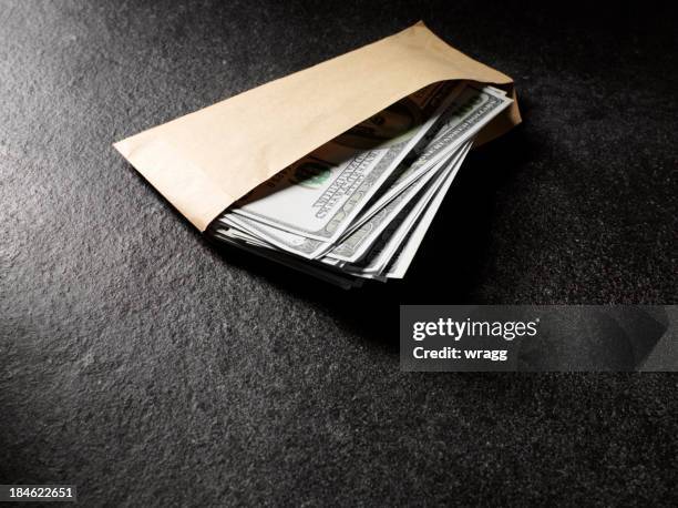 envelope full of american dollars - bribing stockfoto's en -beelden