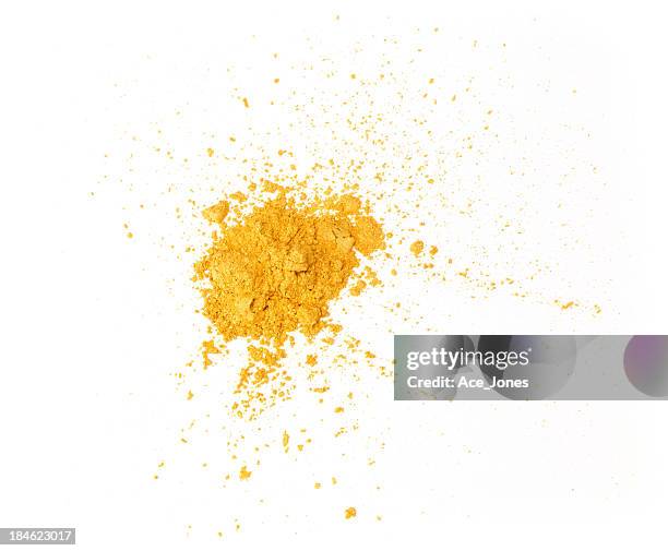 gold eyeshadow powder isolated on white background - make up powder stockfoto's en -beelden