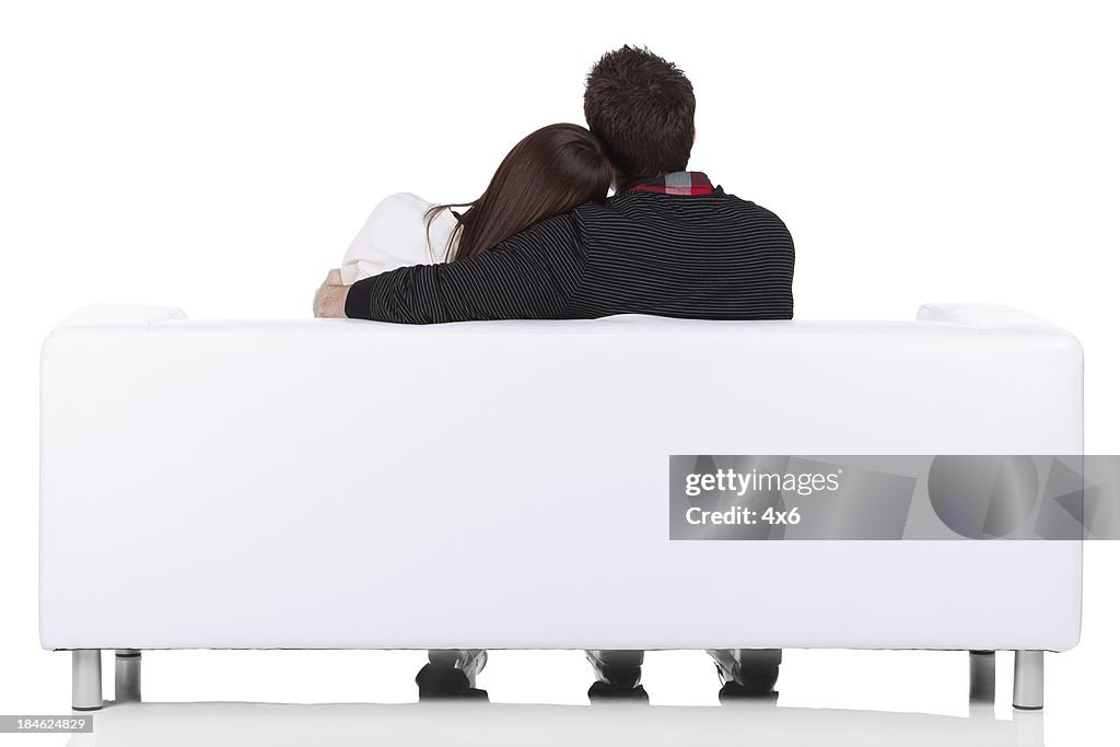 Rückansicht der Paar sitzt auf einer couch