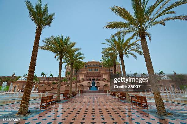 emirates palace abu dhabi - emirates palace stockfoto's en -beelden