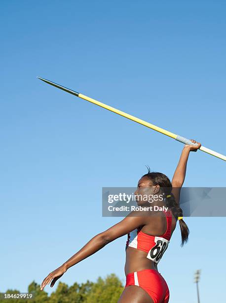 sportler mit speerwurf in arena - speerwurf stock-fotos und bilder