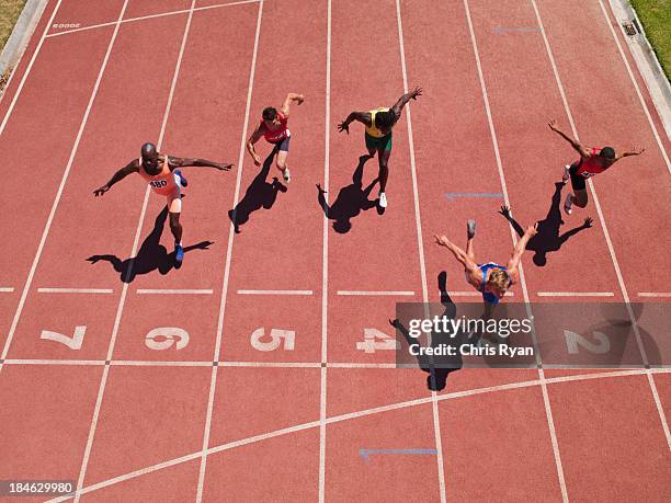 coureurs à la ligne de départ sur une piste - concours photos et images de collection