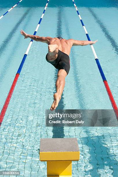 schwimmer am pool beginnen block - schwimmer startblock stock-fotos und bilder