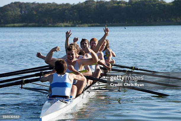 tripulación atletas en una fila de botes aclamando - rowing fotografías e imágenes de stock