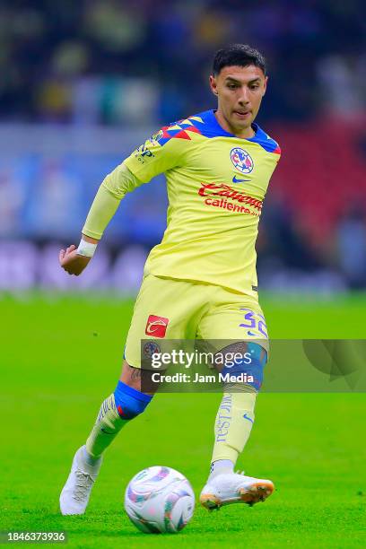 Leonardo Suarez of America drives the ball during the semifinals second leg match between America and Atletico San Luis as part of the Torneo...