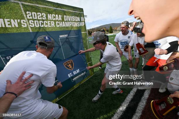 The St. Olaf Oles place their sticker in the champion space on the bracket after defeating the Amherst Mammoths during the 2023 Division III Men's...