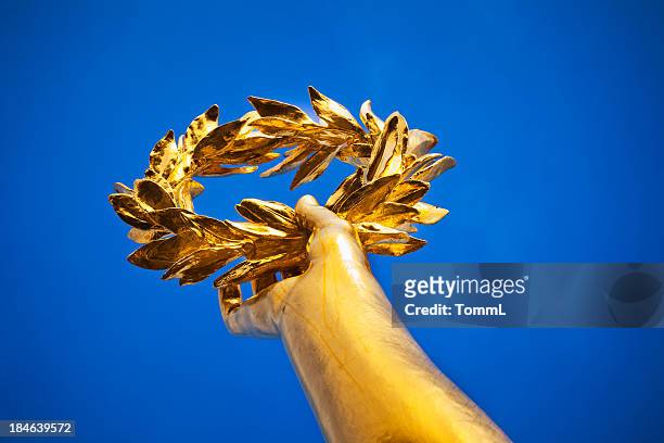 gold laurel at victory column in berlin, deutschland - wreath stock-fotos und bilder