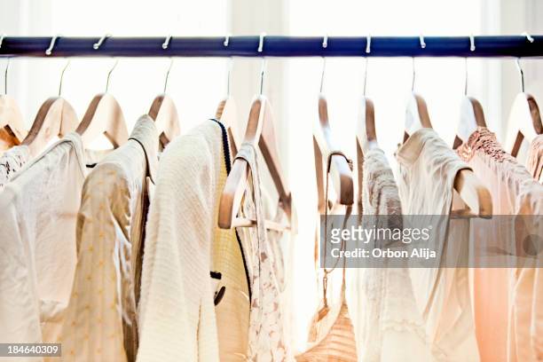 kleiderbügel mit kleidung - coat hanger stock-fotos und bilder