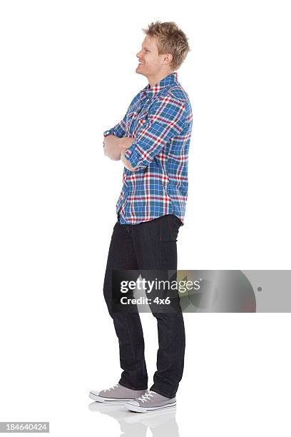 man standing with his arms crossed - man side view stockfoto's en -beelden