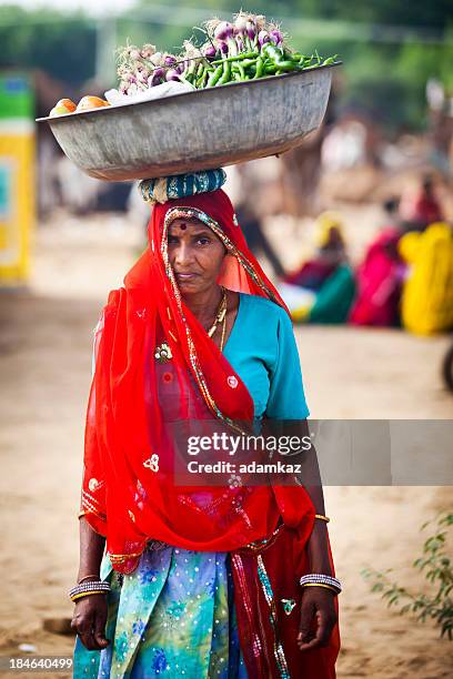 attraktive indische frau tragen speisen - odisha stock-fotos und bilder