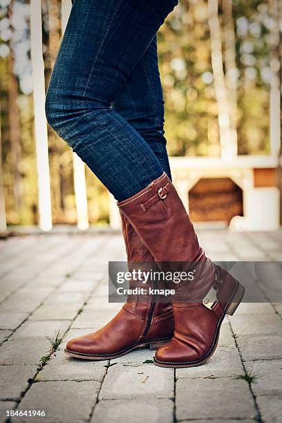 fundas de invierno - woman boots fotografías e imágenes de stock