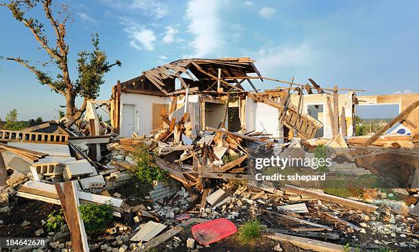 home détruite par passage de la tornade. - démoli photos et images de collection