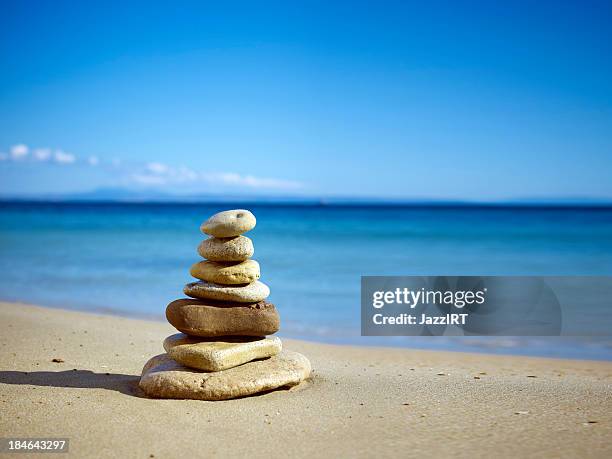 pila de piedras equilibrado en la playa - pyramid rock beach fotografías e imágenes de stock