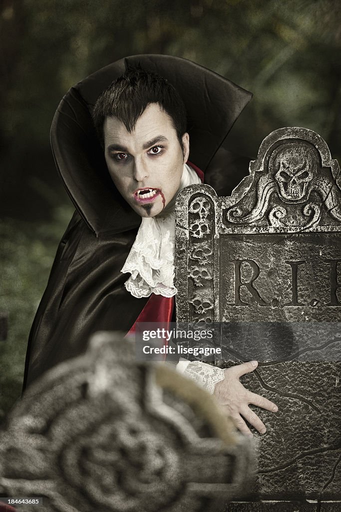 Vampir in einem Friedhof