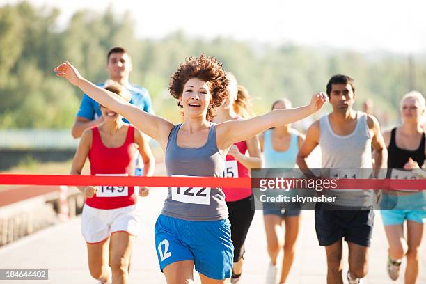 gruppe von läufern in eine cross-country-rennen. - the end stock-fotos und bilder