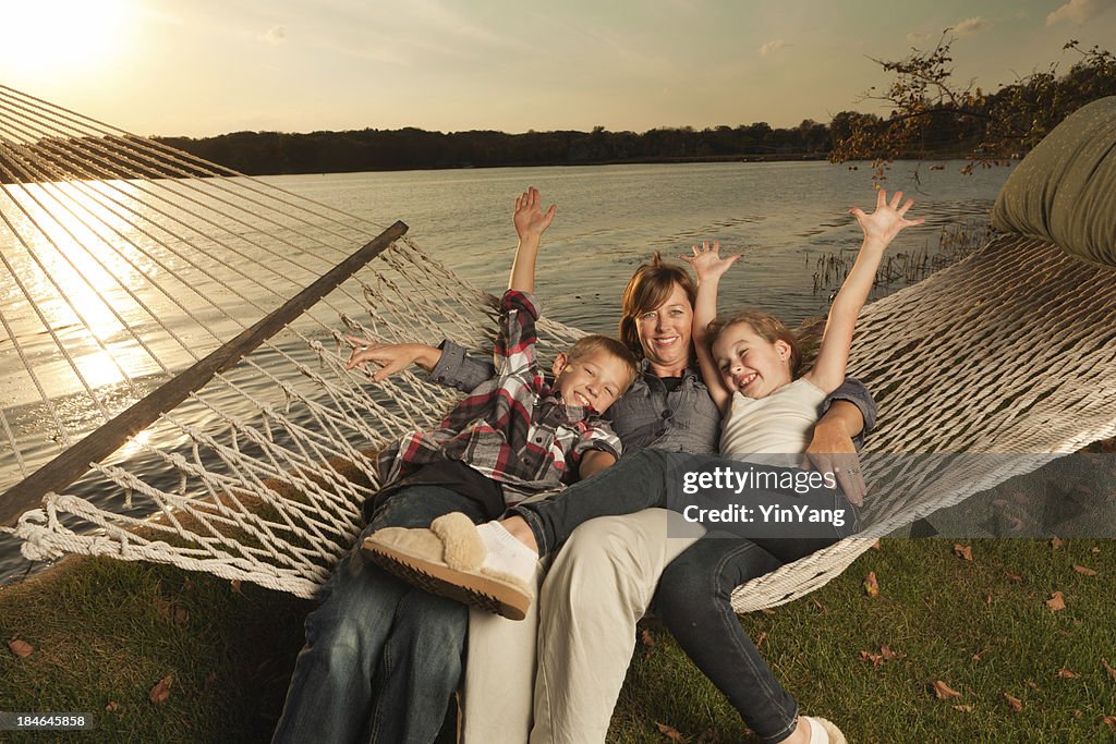 Famille appréciant Hamac au bord de la Lake Shore en fin d'après-midi
