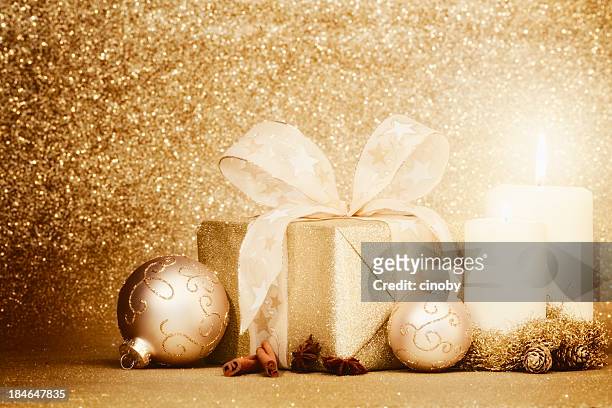 kerzenlicht weihnachten dekoration - advent kerze stock-fotos und bilder
