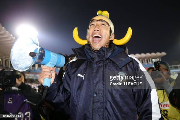 Kengo Nakamura of Kawasaki Frontale celebrates the team's 3-2 victory in the J.League J1 first stage match between Kawasaki Frontale and Nagoya...