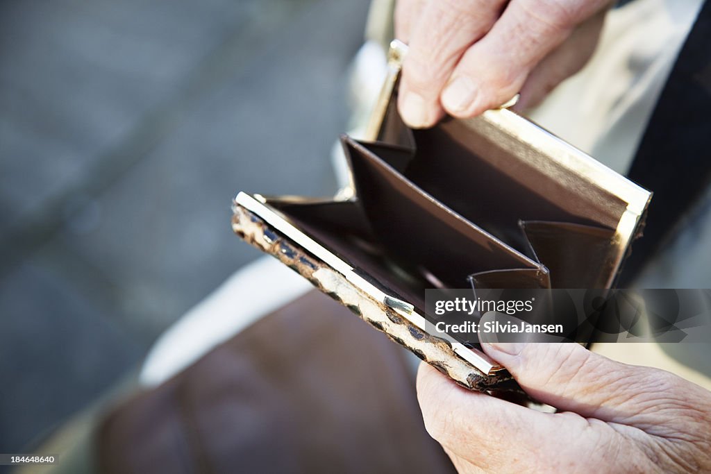 Senior Hände holding alte purse