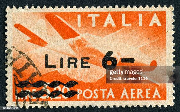 storniert-briefmarke der italienischen air mail - italian currency stock-fotos und bilder