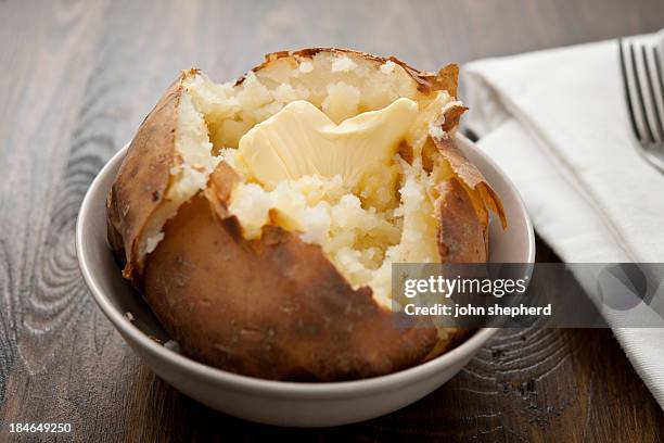 papas al horno con mantequilla de fusión - patata al horno fotografías e imágenes de stock