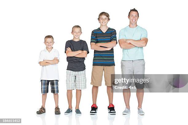 man standing with his children in ascending order - smiling boy in tshirt stockfoto's en -beelden