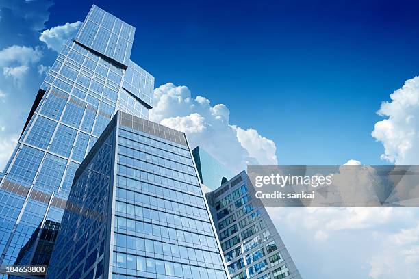 el moderno rascacielos en cielo azul - óblast de moscú fotografías e imágenes de stock