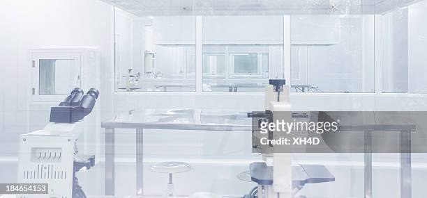 sala limpa em laboratório - sala limpa imagens e fotografias de stock