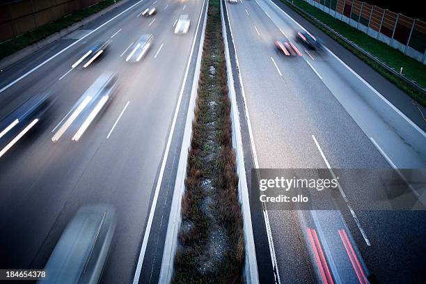 deutsche autobahn-blick von der brücke - begrenzung stock-fotos und bilder