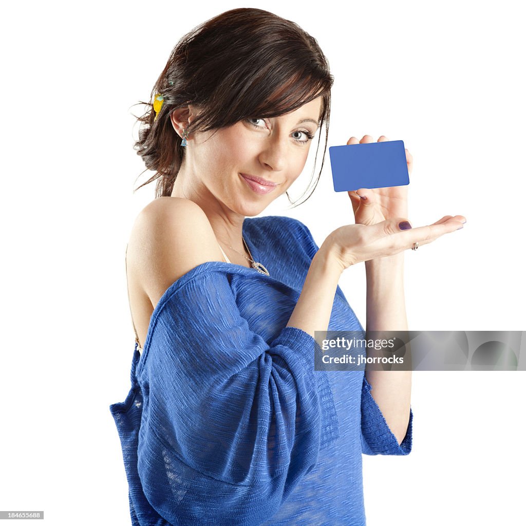 Belle jeune femme avec Blank Bleu carte de crédit