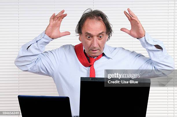 tensión hombre de negocios con pc que alzar los brazos - distressed stock market people fotografías e imágenes de stock