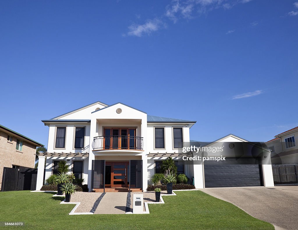 Moderne Zuhause Frontage mit blauem Himmel