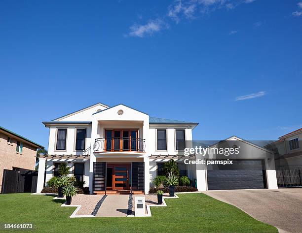 moderne zuhause frontage mit blauem himmel - einfamilienhaus modern stock-fotos und bilder