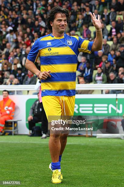 Fernando Couto of Stelle Gialloblu salutes the crowd before the 100 Years Anniversary match between Stelle Crociate and US Stelle Gialloblu at Stadio...