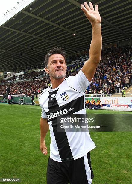 Benito Carbone of Stelle Crociate salutes the crowd before the 100 Years Anniversary match between Stelle Crociate and US Stelle Gialloblu at Stadio...